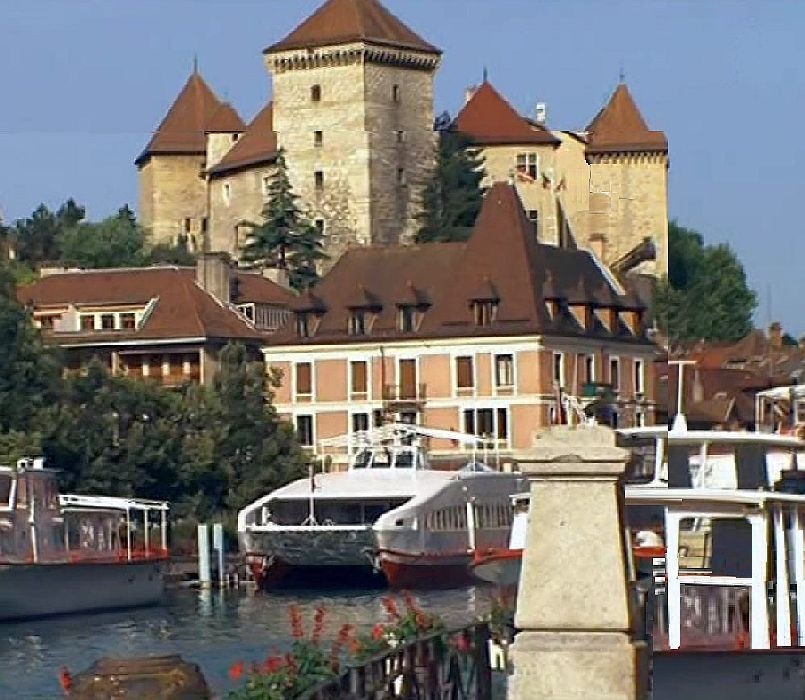 Le château d'Annecy près de l'embouchure du Thiou