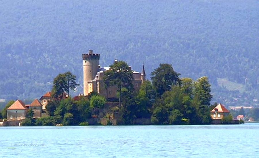 le ch&acirc;teau de  Duingt sur le lac d'Annecy