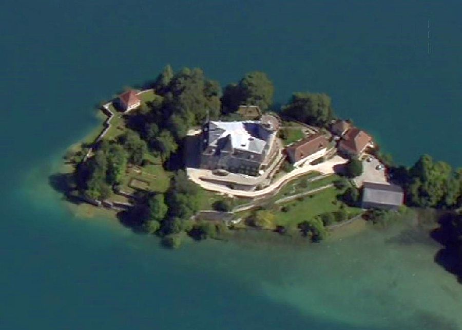 vue a&eacute;rienne du ch&acirc;teau de Duingt