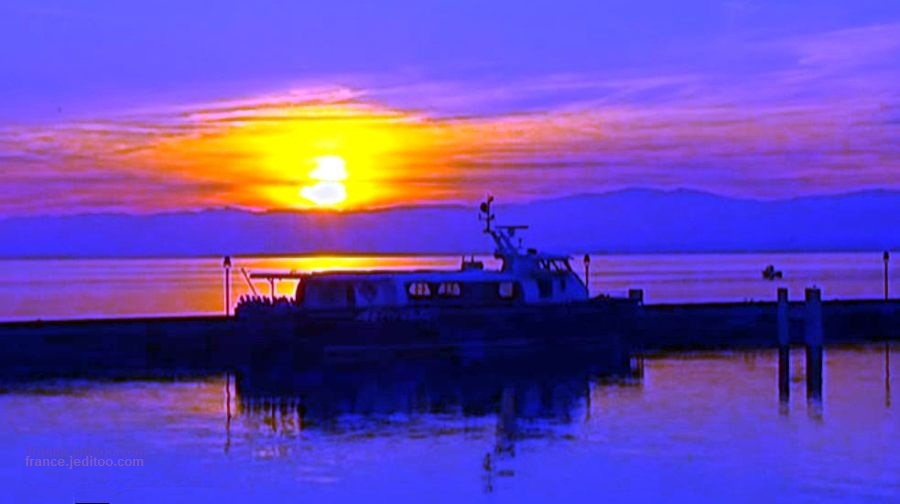 Coucher de   soleil  sur le lac L&eacute;man