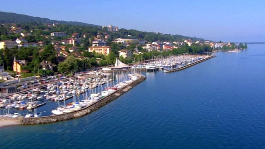 Vue du piort de lpaisance d'Evian