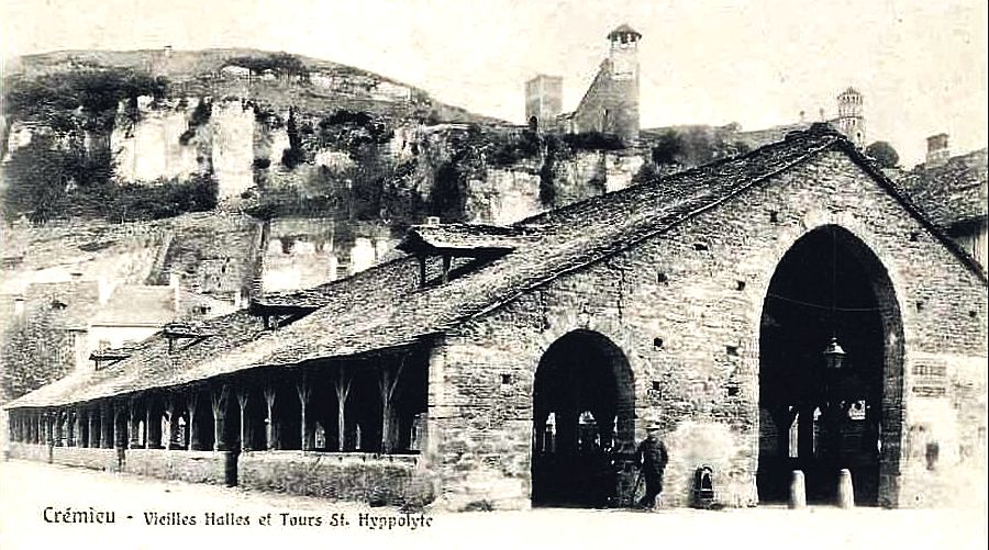 Les halles de Cr&eacute;mieu en 1900
