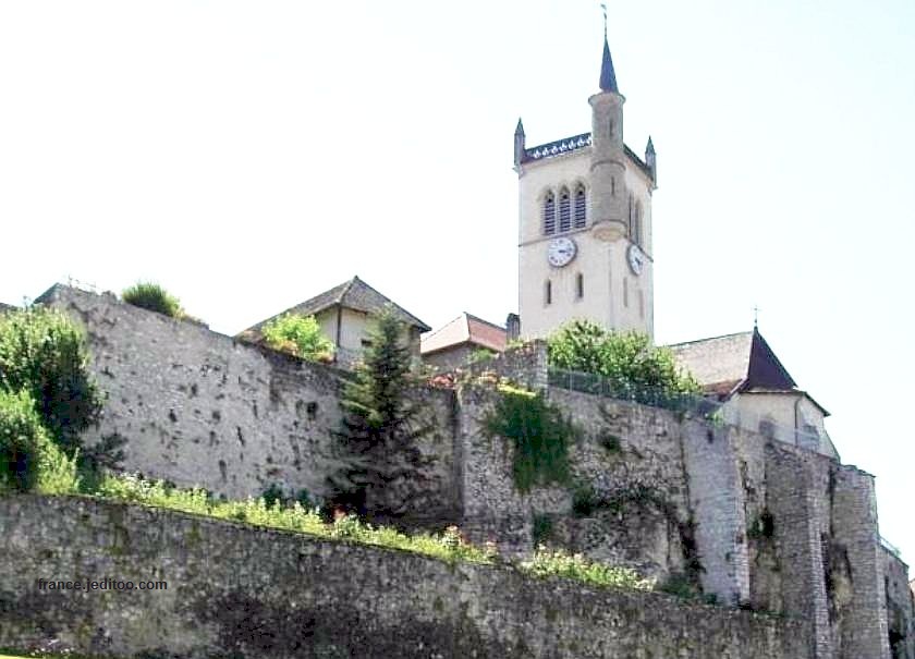 &eacute;glise et remparts de Morestel
