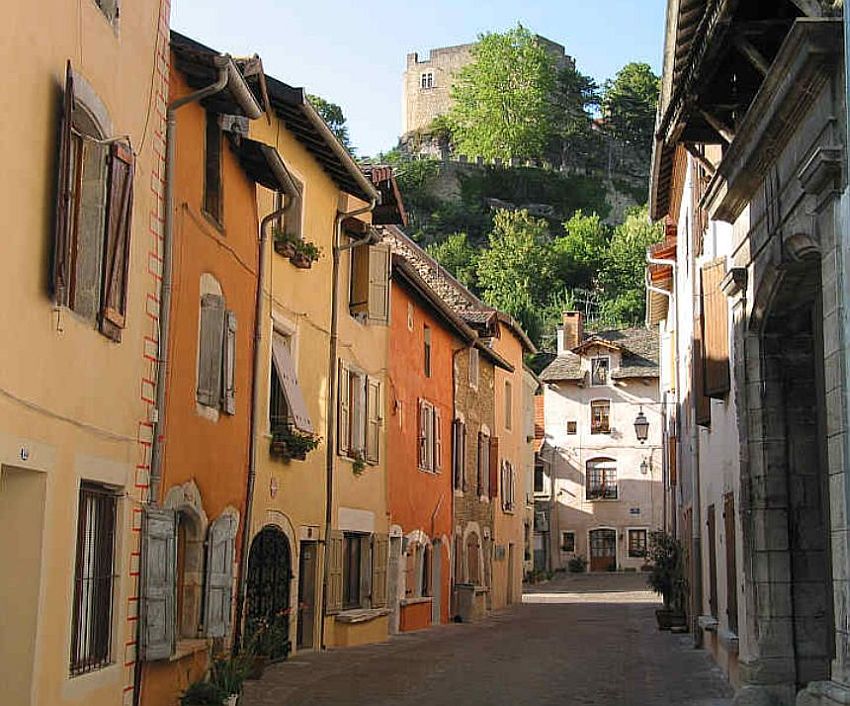 Rue m&eacute;di&eacute;vale de Cr&eacute;mieu etle ch&acirc;teau delphinal