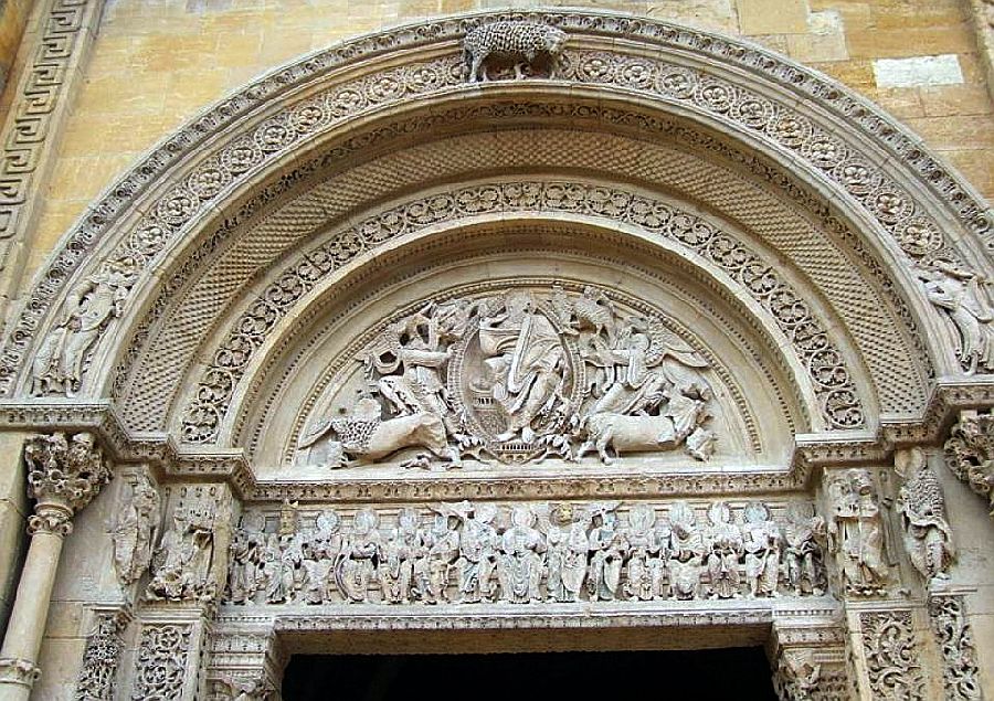 Tympan de l'ancienne abbatiale de Charlieu