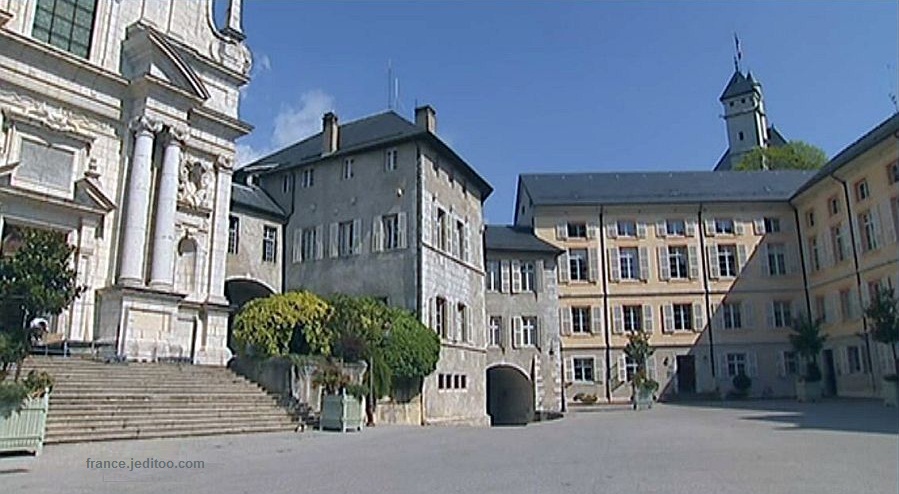 Chamb&eacute;ry, cour du ch&acirc;teau et  pr&eacute;fecture