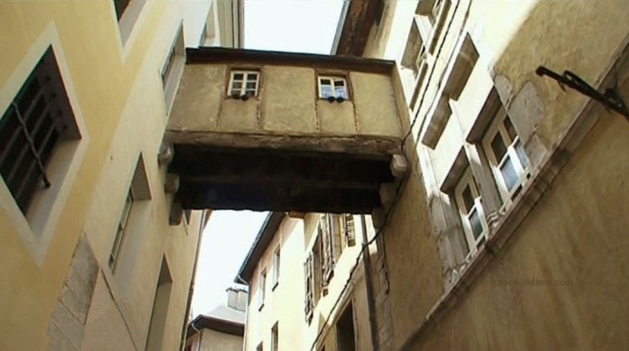 Passage a&eacute;rien   rue  Basse du Ch&acirc;teau Chamb&eacute;ry