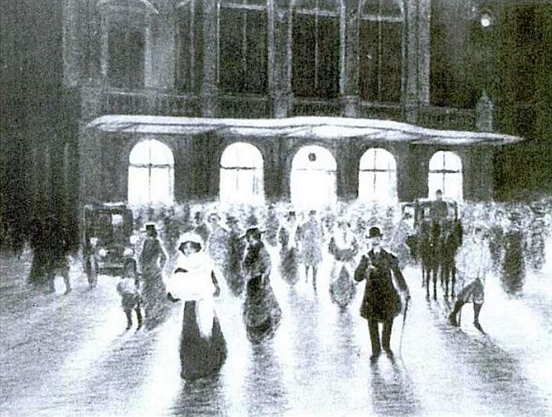Sortie du th&eacute;&acirc;tre de   Chamb&eacute;ry   hiver 1912-1913 par Emile Marmet
