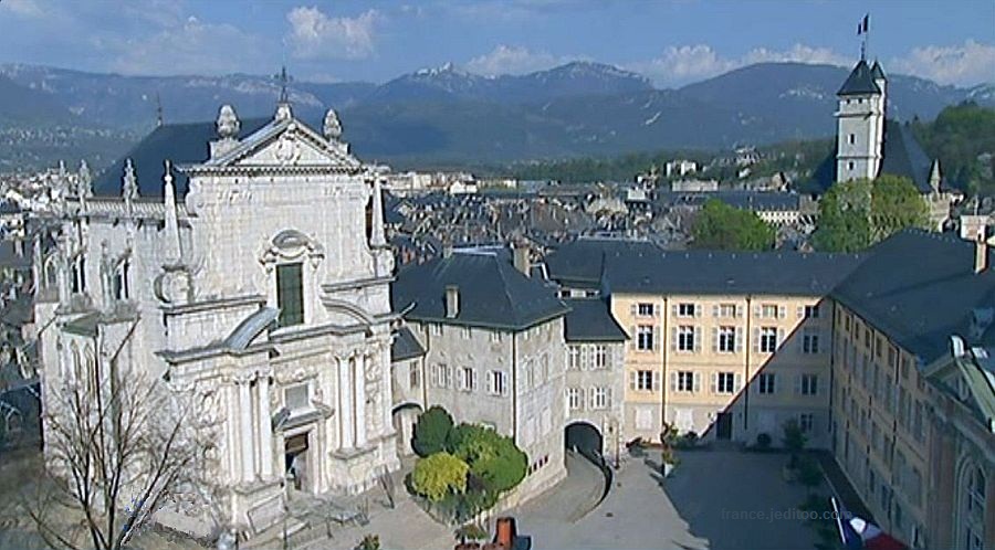 Cour du ch&acirc;teau de Chamb&eacute;ry et  vue de la ville