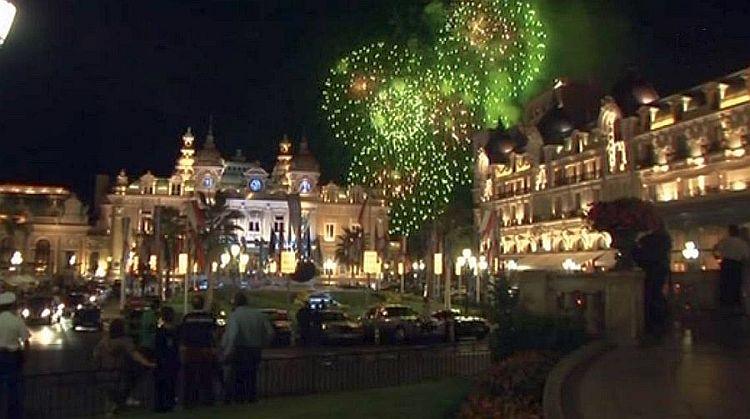 Monaco, l'hôtel de Paris, le casino, festival pyrotechnique le soir